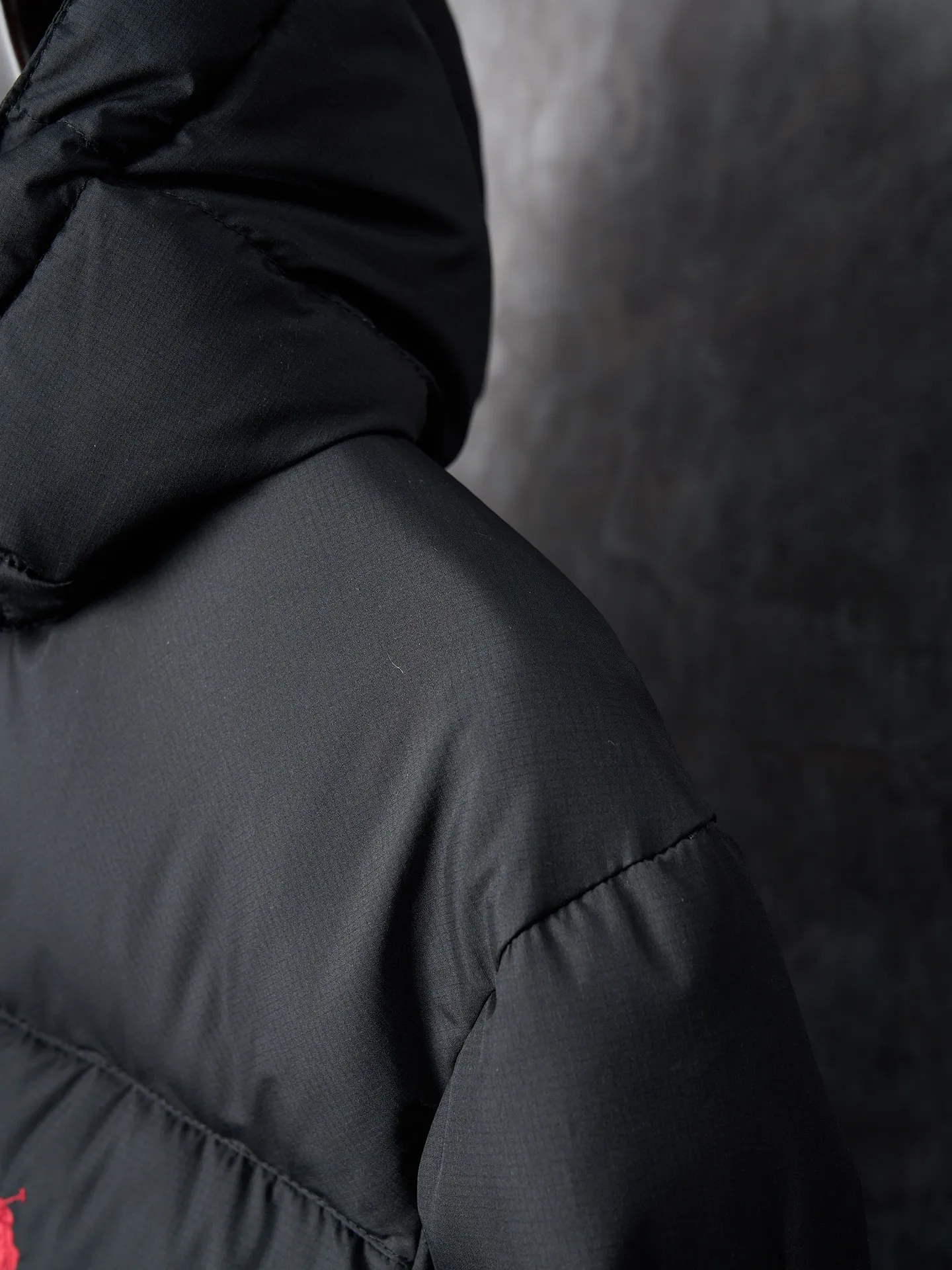P940 Actual auction】Ralph Lauren/Ralph Lauren classic red label pony embroidered zipper hooded down jacket [Ready stock] S M L XL is made of 90 white duck down with a weight of 260g, ensuring excellent thermal insulation performance. After strict screening and processing, the velvet is not easy to drill, ensuring durability. The nylon fabric has good windproof and waterproof properties, which can effectively block the intrusion of wind and rain from the outside. It keeps the interior dry and is suitable for wearing in humid or rainy environments.  The red label on the chest is made with an imported MECLO embroidery machine. The original pattern is scanned first, and then high-quality silk thread is used to make a pattern. The density effect is adjusted by continuous pattern making.  Detachable hood: The down jacket is equipped with a detachable nylon hood, which users can easily remove or install according to weather changes or personal preferences, which is both practical and convenient.  Exquisite details: the zipper design is simple and elegant, easy to operate; the closing design of the cuffs and hem effectively prevents the intrusion of cold wind, improving the warmth and comfort of wearing.  All the hangtags, wash marks, air holes, and four-button buttons are all custom-made using original one-to-one molds.